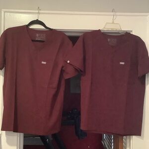 Figs Men's Maroon V-Neck Short Sleeve Tee